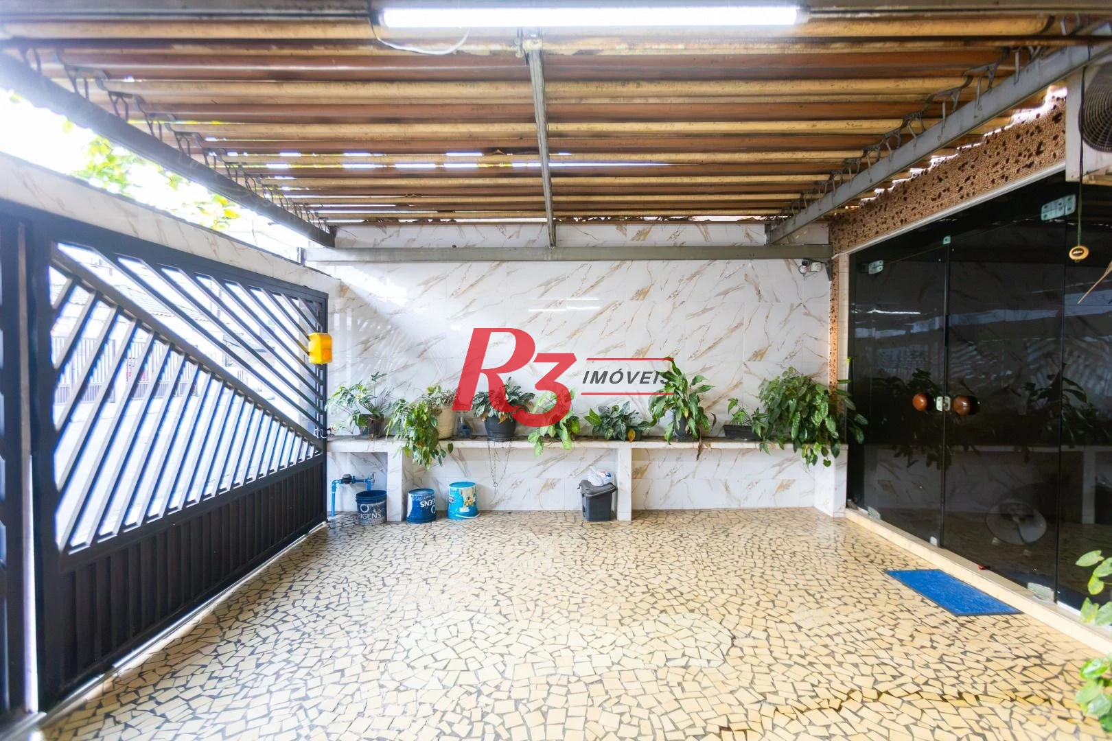 Sobrado com 3 dormitórios à venda, 220 m² por R$ 690.000,00 - Estuário - Santos/SP