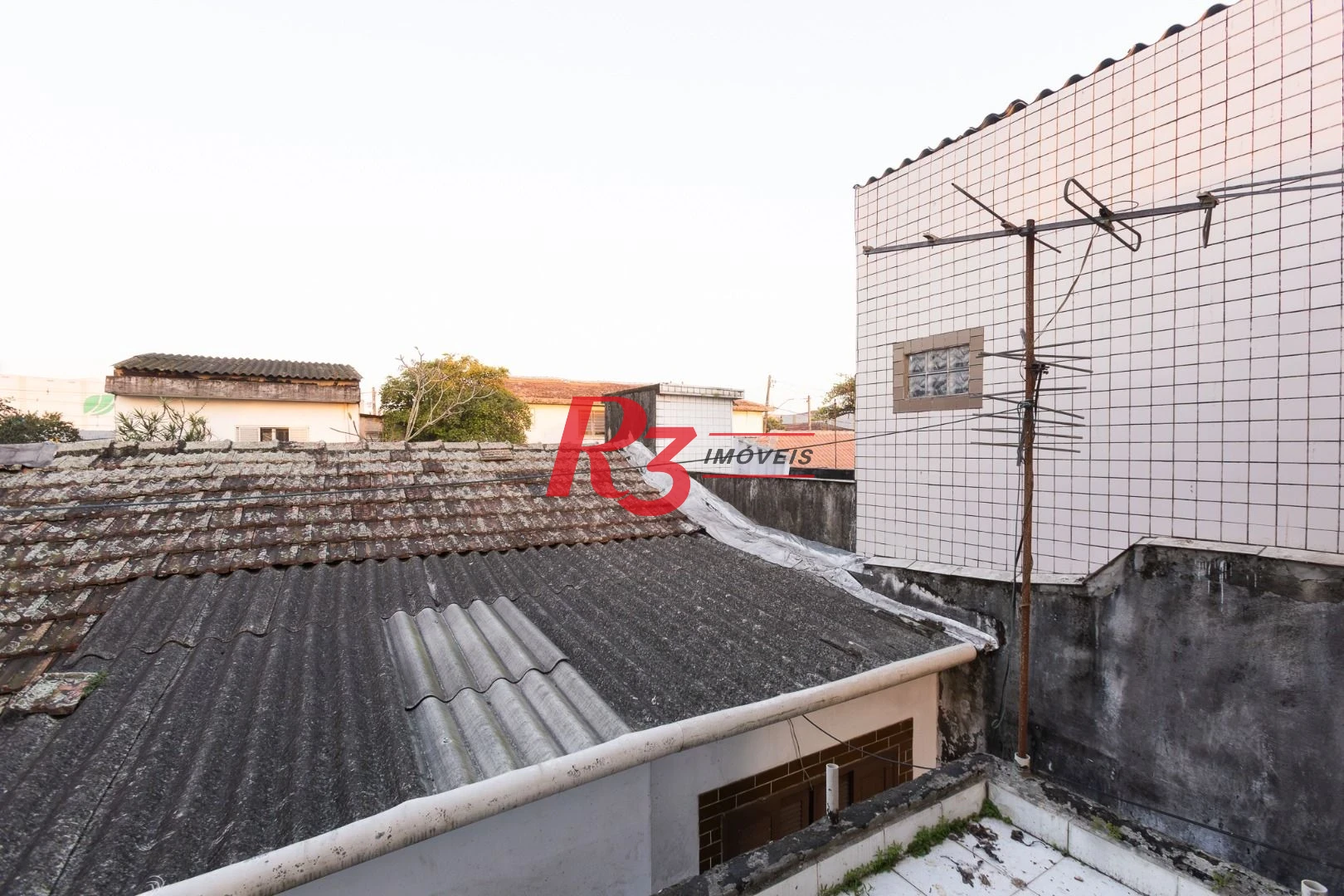 Sobrado com 3 dormitórios à venda, 220 m² por R$ 690.000,00 - Estuário - Santos/SP