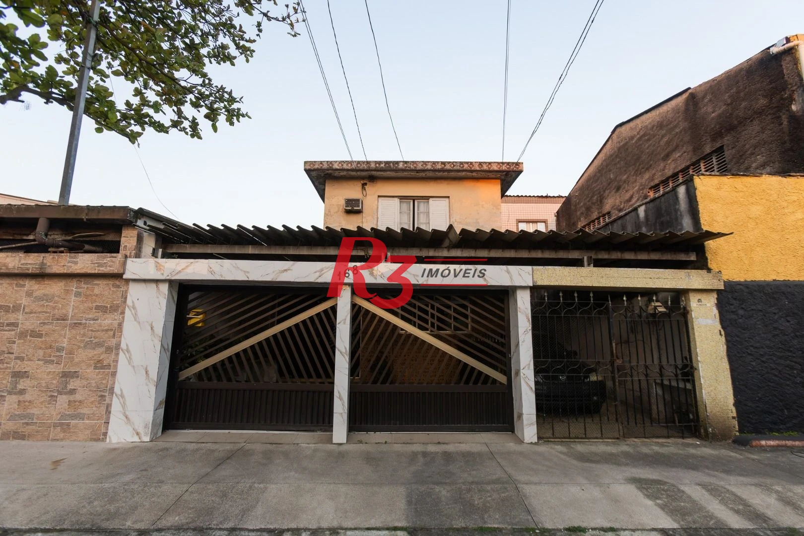 Sobrado com 3 dormitórios à venda, 220 m² por R$ 690.000,00 - Estuário - Santos/SP