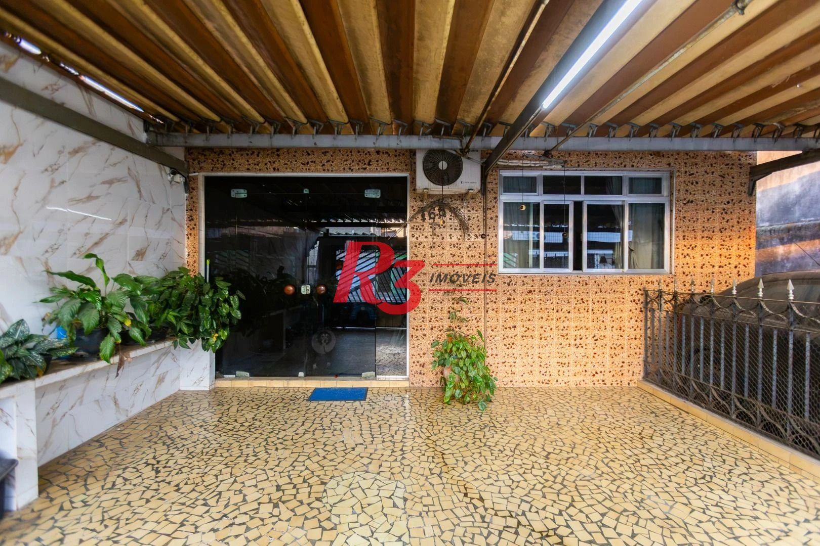 Sobrado com 3 dormitórios à venda, 220 m² por R$ 690.000,00 - Estuário - Santos/SP