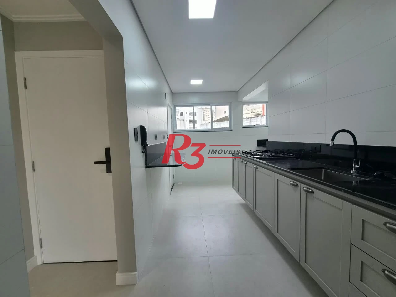 Apartamento com 2 dormitórios à venda, 69 m² por R$ 800.000,00 - Gonzaga - Santos/SP