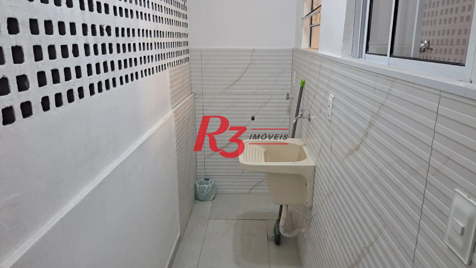 APARTAMENTO REFORMADO À VENDA NA VILA NOVA – SANTOS  2 dormitórios | 54 m²