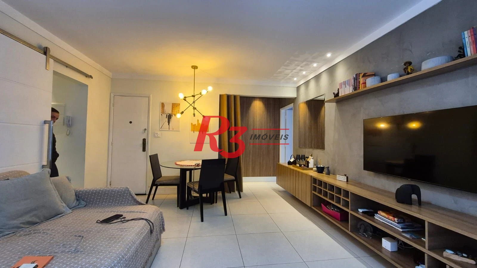 Ótimo apartamento à venda na Pompéia, quadra da praia, reformado, amplo, 2 dorms + office, 1 vaga, elétrica e hidráulica novas, condição especial!!