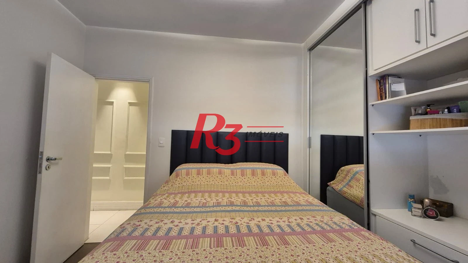 Ótimo apartamento à venda na Pompéia, quadra da praia, reformado, amplo, 2 dorms + office, 1 vaga, elétrica e hidráulica novas, condição especial!!