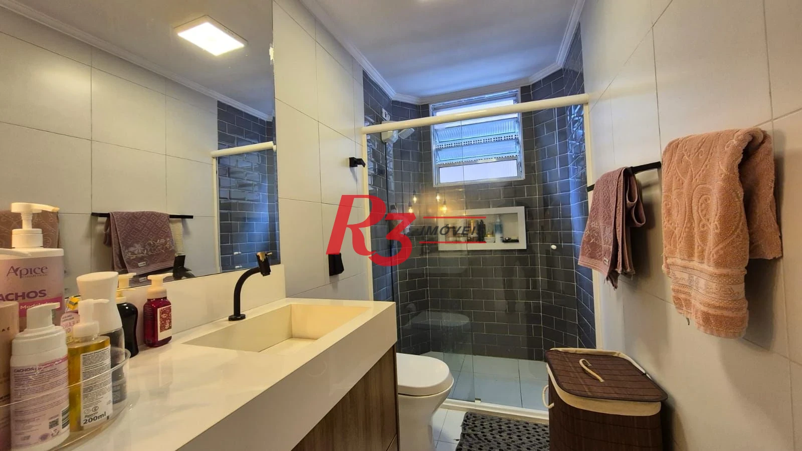 Ótimo apartamento à venda na Pompéia, quadra da praia, reformado, amplo, 2 dorms + office, 1 vaga, elétrica e hidráulica novas, condição especial!!