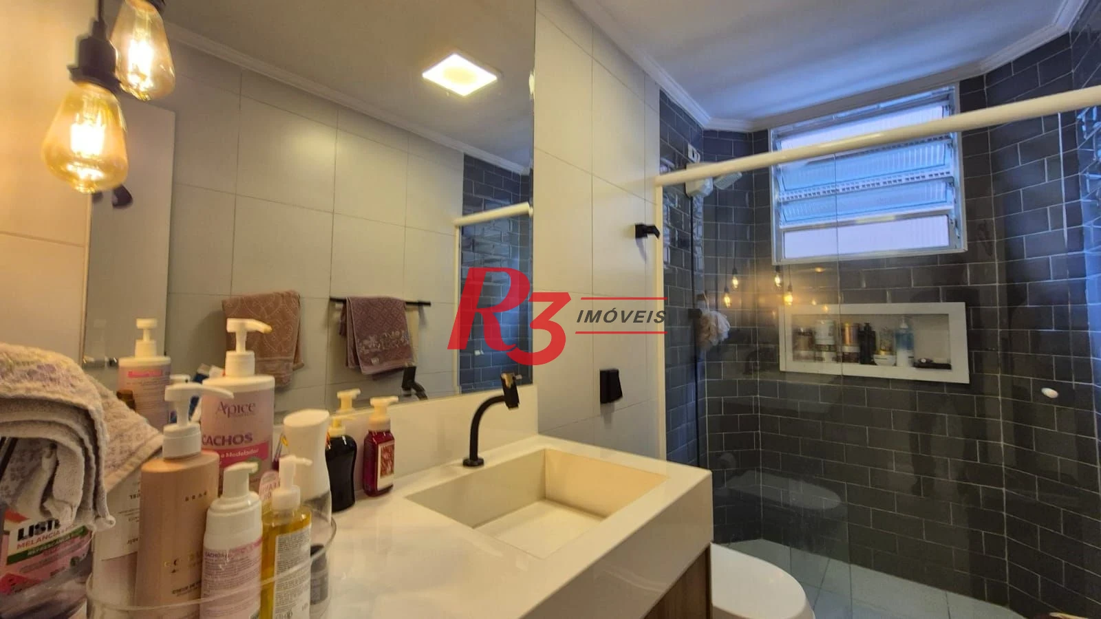 Ótimo apartamento à venda na Pompéia, quadra da praia, reformado, amplo, 2 dorms + office, 1 vaga, elétrica e hidráulica novas, condição especial!!