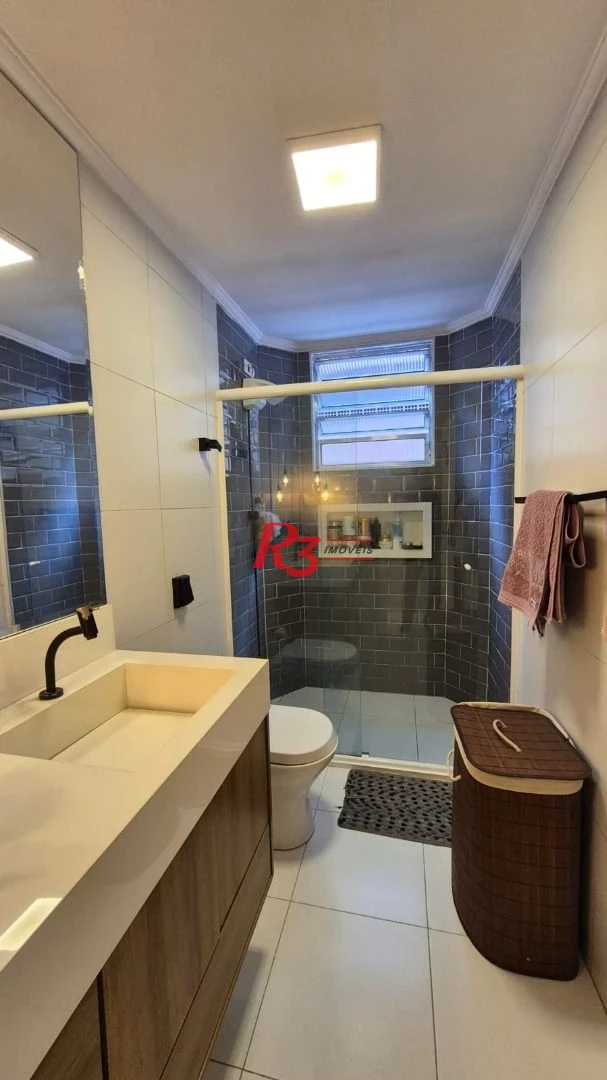 Ótimo apartamento à venda na Pompéia, quadra da praia, reformado, amplo, 2 dorms + office, 1 vaga, elétrica e hidráulica novas, condição especial!!