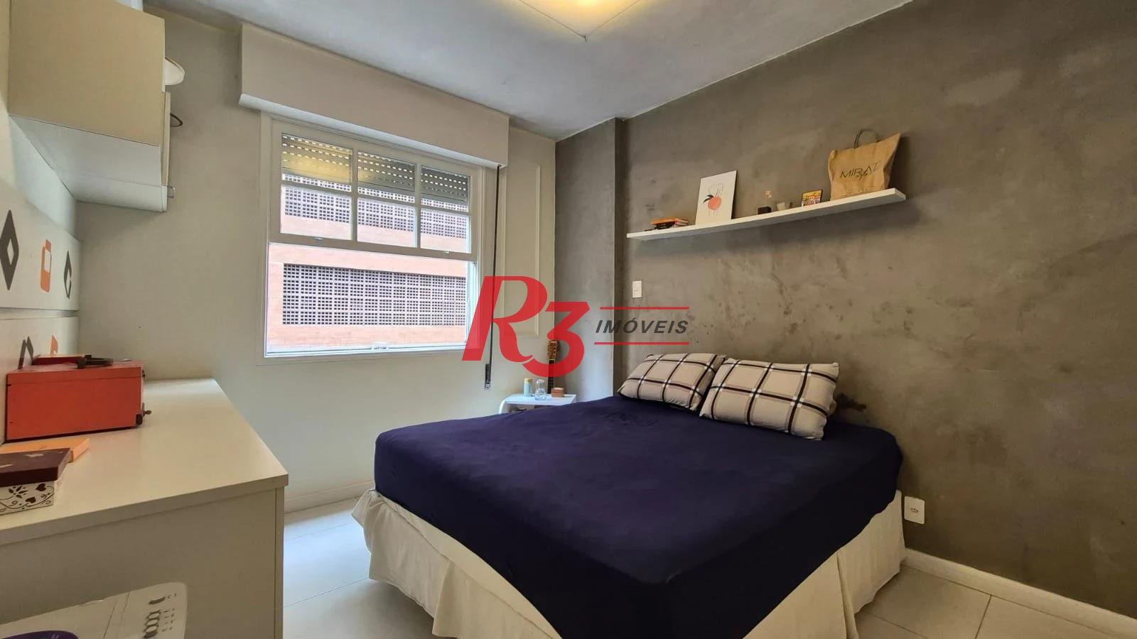 Ótimo apartamento à venda na Pompéia, quadra da praia, reformado, amplo, 2 dorms + office, 1 vaga, elétrica e hidráulica novas, condição especial!!