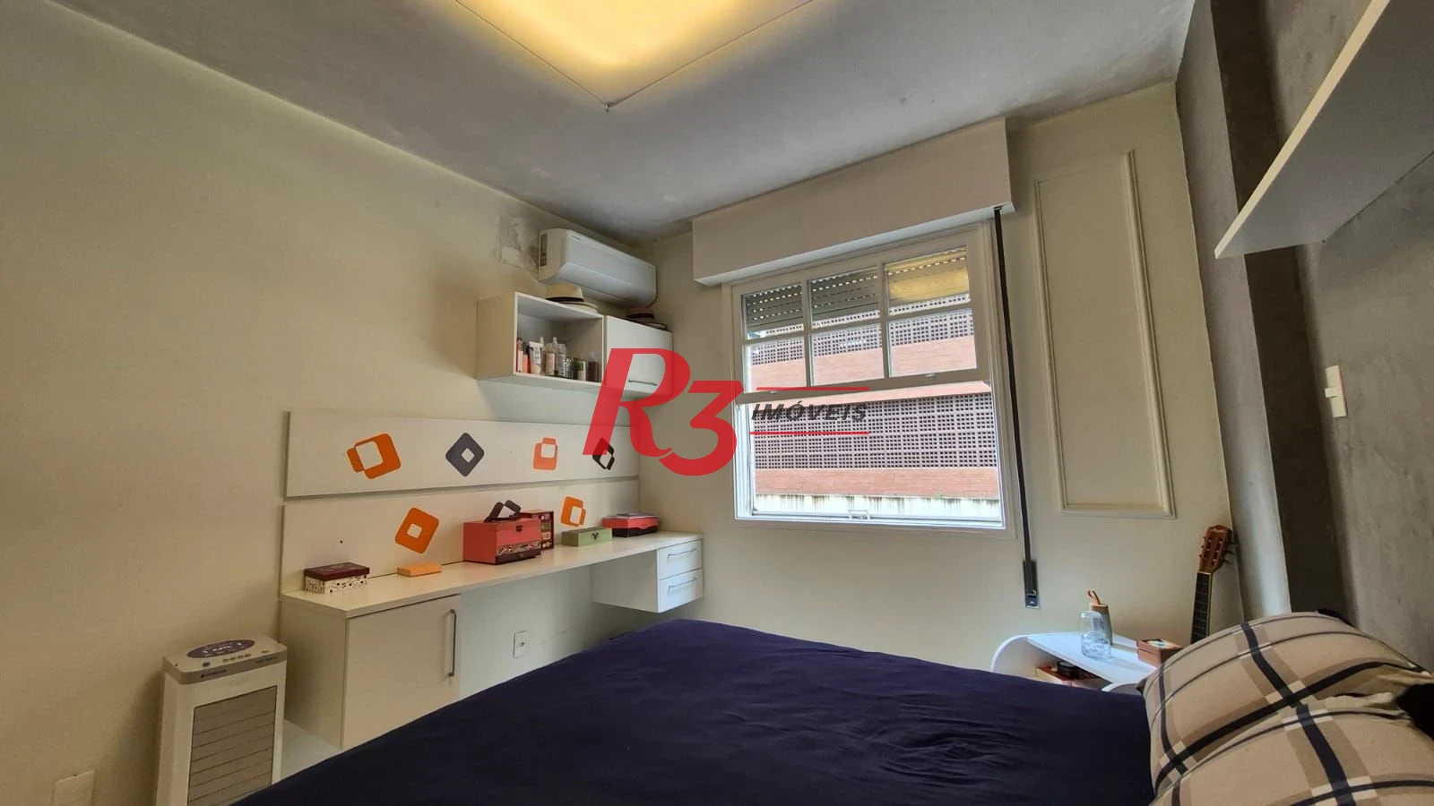 Ótimo apartamento à venda na Pompéia, quadra da praia, reformado, amplo, 2 dorms + office, 1 vaga, elétrica e hidráulica novas, condição especial!!