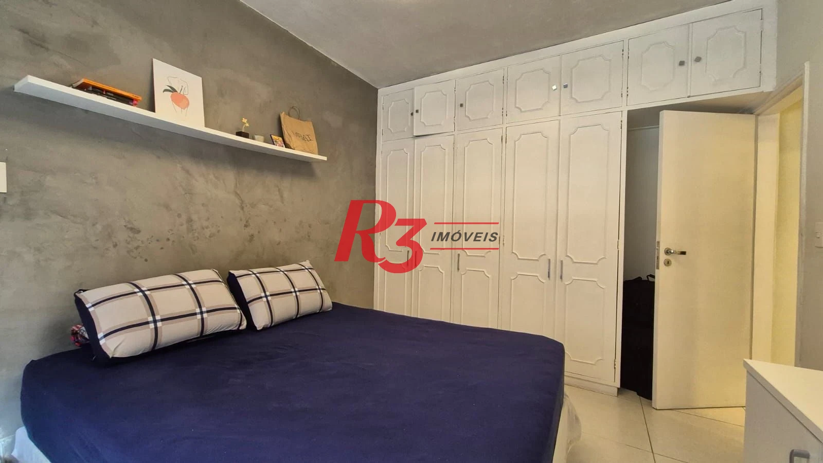 Ótimo apartamento à venda na Pompéia, quadra da praia, reformado, amplo, 2 dorms + office, 1 vaga, elétrica e hidráulica novas, condição especial!!