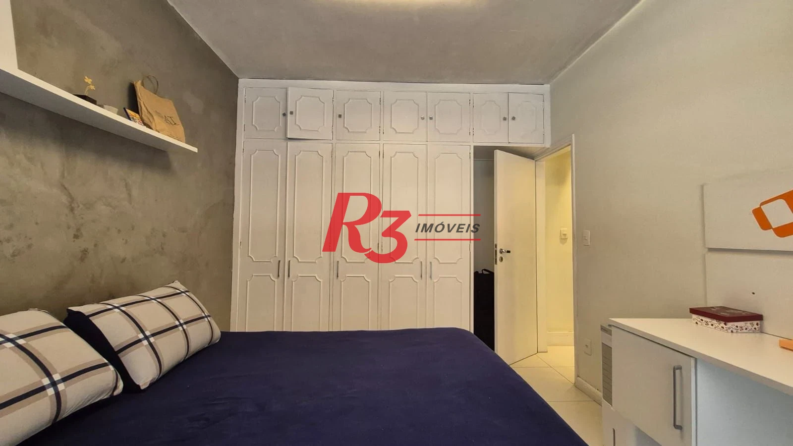 Ótimo apartamento à venda na Pompéia, quadra da praia, reformado, amplo, 2 dorms + office, 1 vaga, elétrica e hidráulica novas, condição especial!!