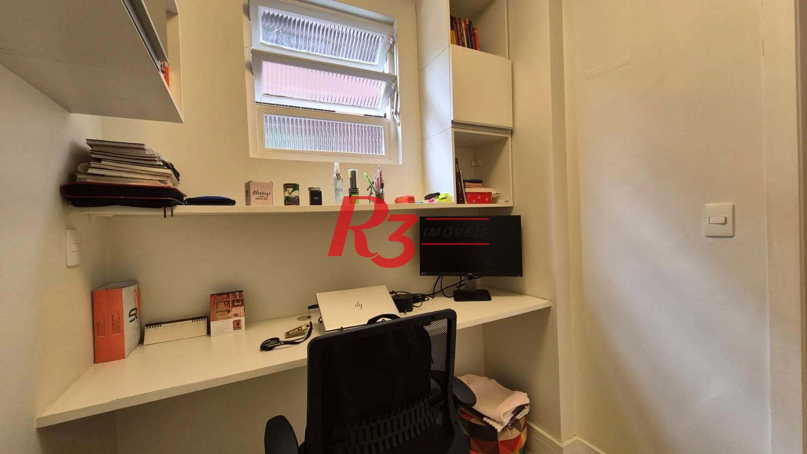 Ótimo apartamento à venda na Pompéia, quadra da praia, reformado, amplo, 2 dorms + office, 1 vaga, elétrica e hidráulica novas, condição especial!!