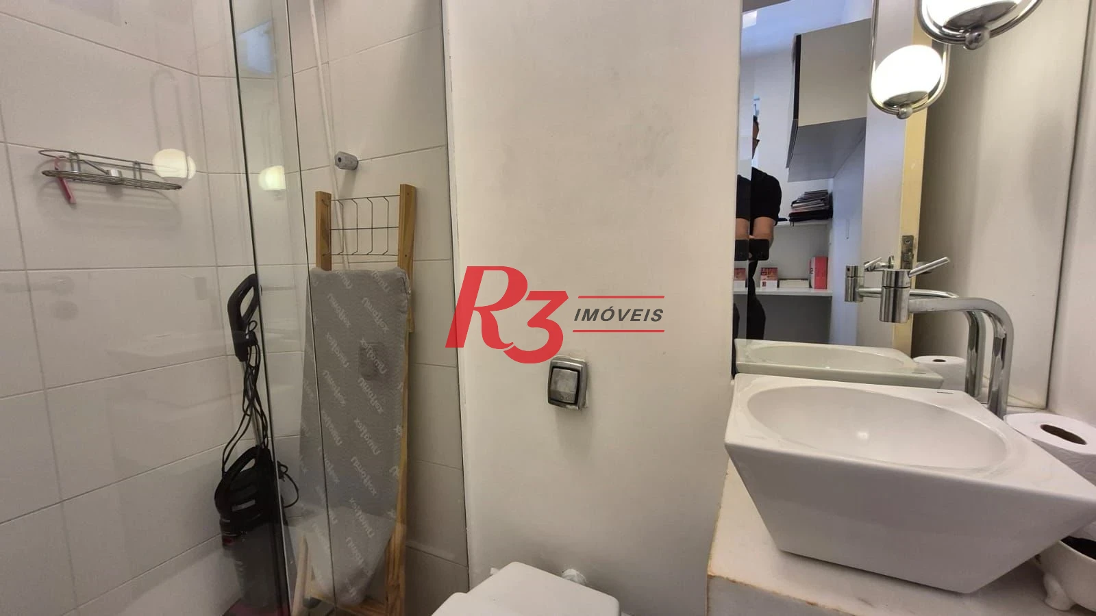 Ótimo apartamento à venda na Pompéia, quadra da praia, reformado, amplo, 2 dorms + office, 1 vaga, elétrica e hidráulica novas, condição especial!!