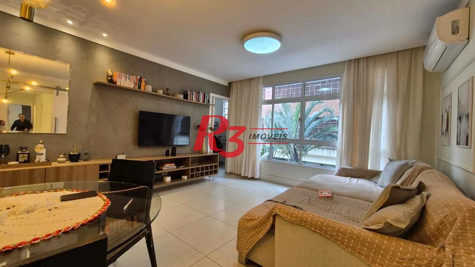 Ótimo apartamento à venda na Pompéia, quadra da praia, reformado, amplo, 2 dorms + office, 1 vaga, elétrica e hidráulica novas, condição especial!!
