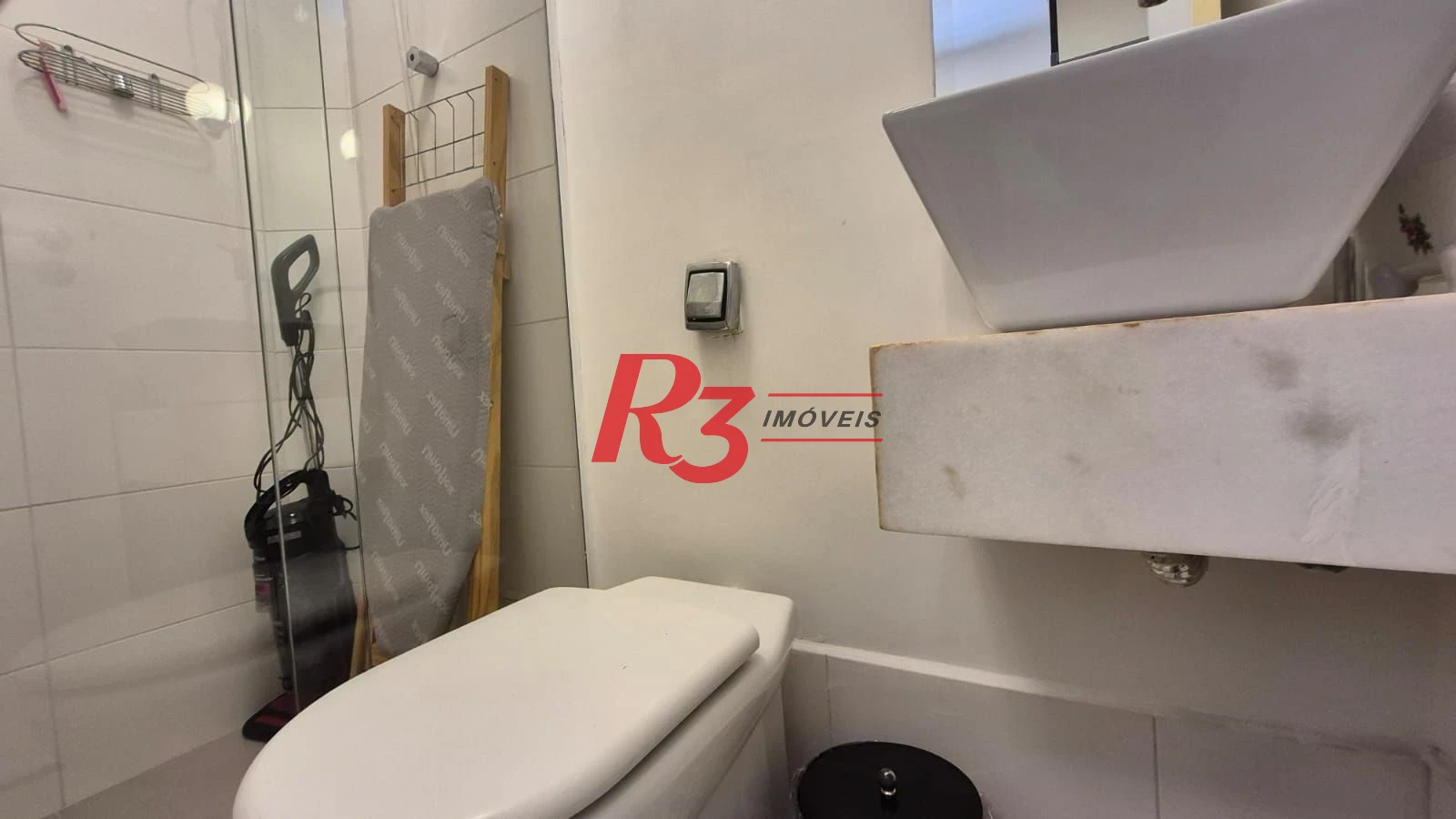 Ótimo apartamento à venda na Pompéia, quadra da praia, reformado, amplo, 2 dorms + office, 1 vaga, elétrica e hidráulica novas, condição especial!!