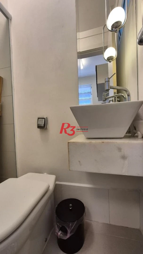 Ótimo apartamento à venda na Pompéia, quadra da praia, reformado, amplo, 2 dorms + office, 1 vaga, elétrica e hidráulica novas, condição especial!!