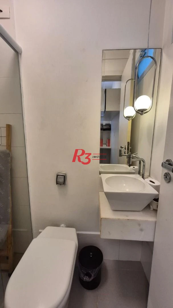 Ótimo apartamento à venda na Pompéia, quadra da praia, reformado, amplo, 2 dorms + office, 1 vaga, elétrica e hidráulica novas, condição especial!!