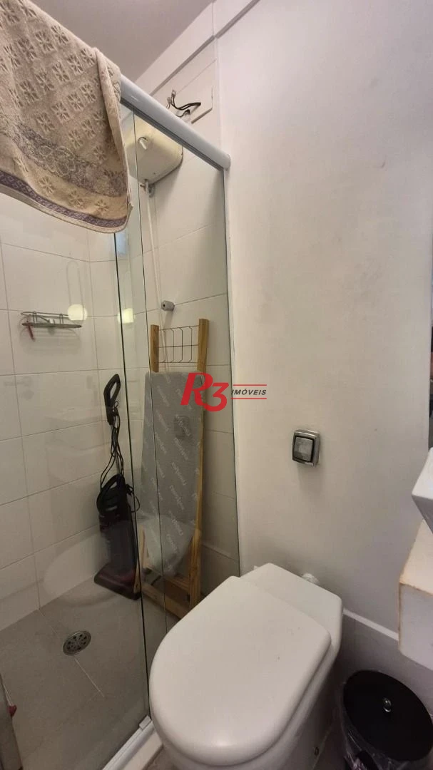 Ótimo apartamento à venda na Pompéia, quadra da praia, reformado, amplo, 2 dorms + office, 1 vaga, elétrica e hidráulica novas, condição especial!!