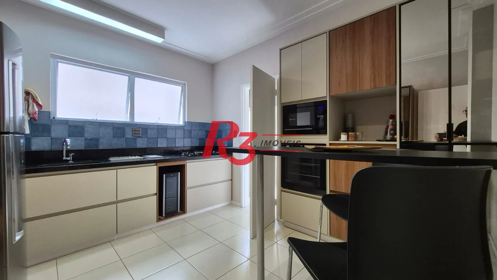 Ótimo apartamento à venda na Pompéia, quadra da praia, reformado, amplo, 2 dorms + office, 1 vaga, elétrica e hidráulica novas, condição especial!!
