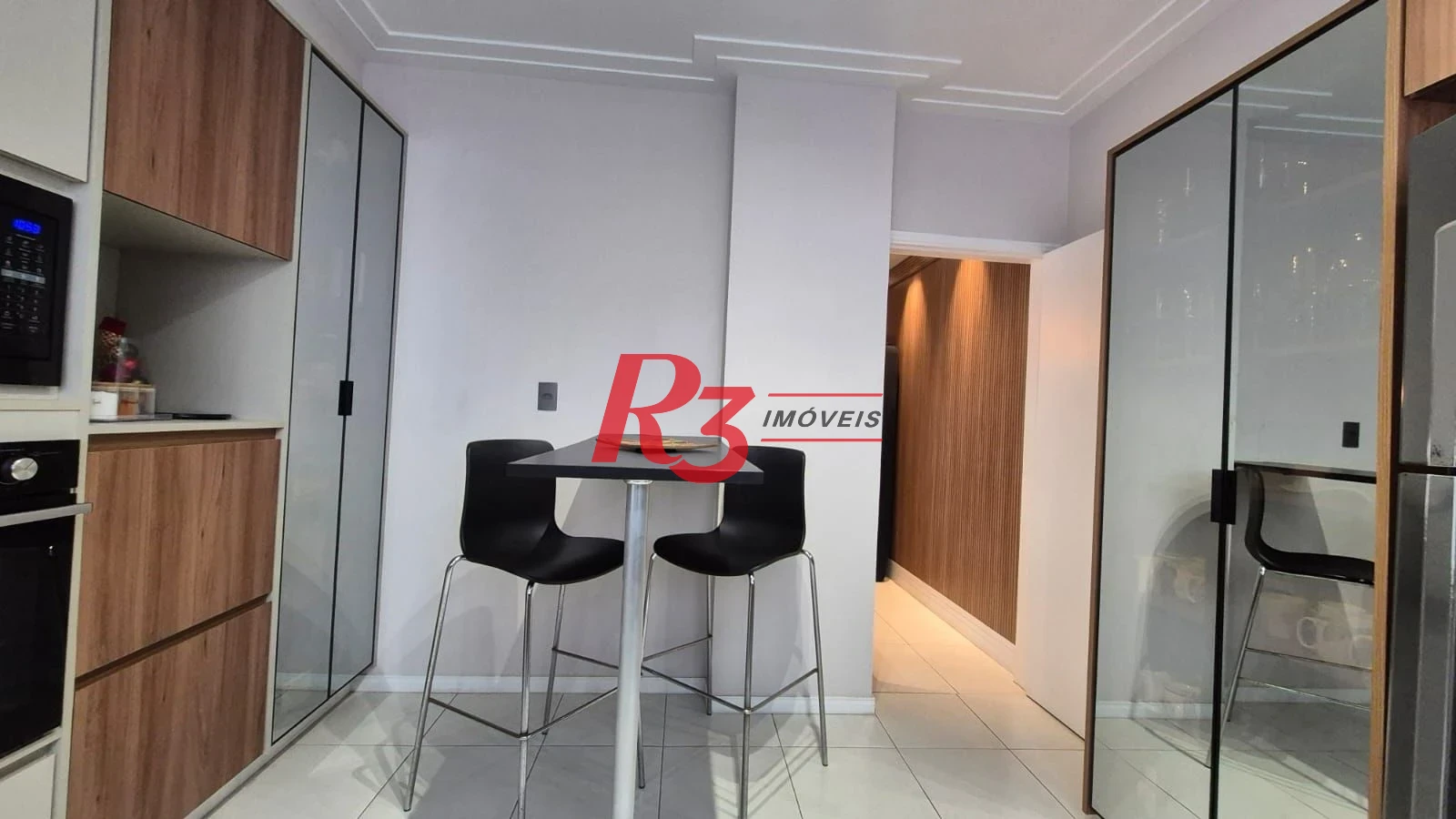 Ótimo apartamento à venda na Pompéia, quadra da praia, reformado, amplo, 2 dorms + office, 1 vaga, elétrica e hidráulica novas, condição especial!!