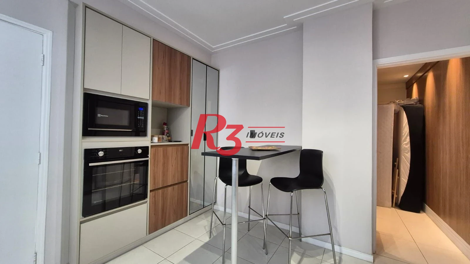 Ótimo apartamento à venda na Pompéia, quadra da praia, reformado, amplo, 2 dorms + office, 1 vaga, elétrica e hidráulica novas, condição especial!!