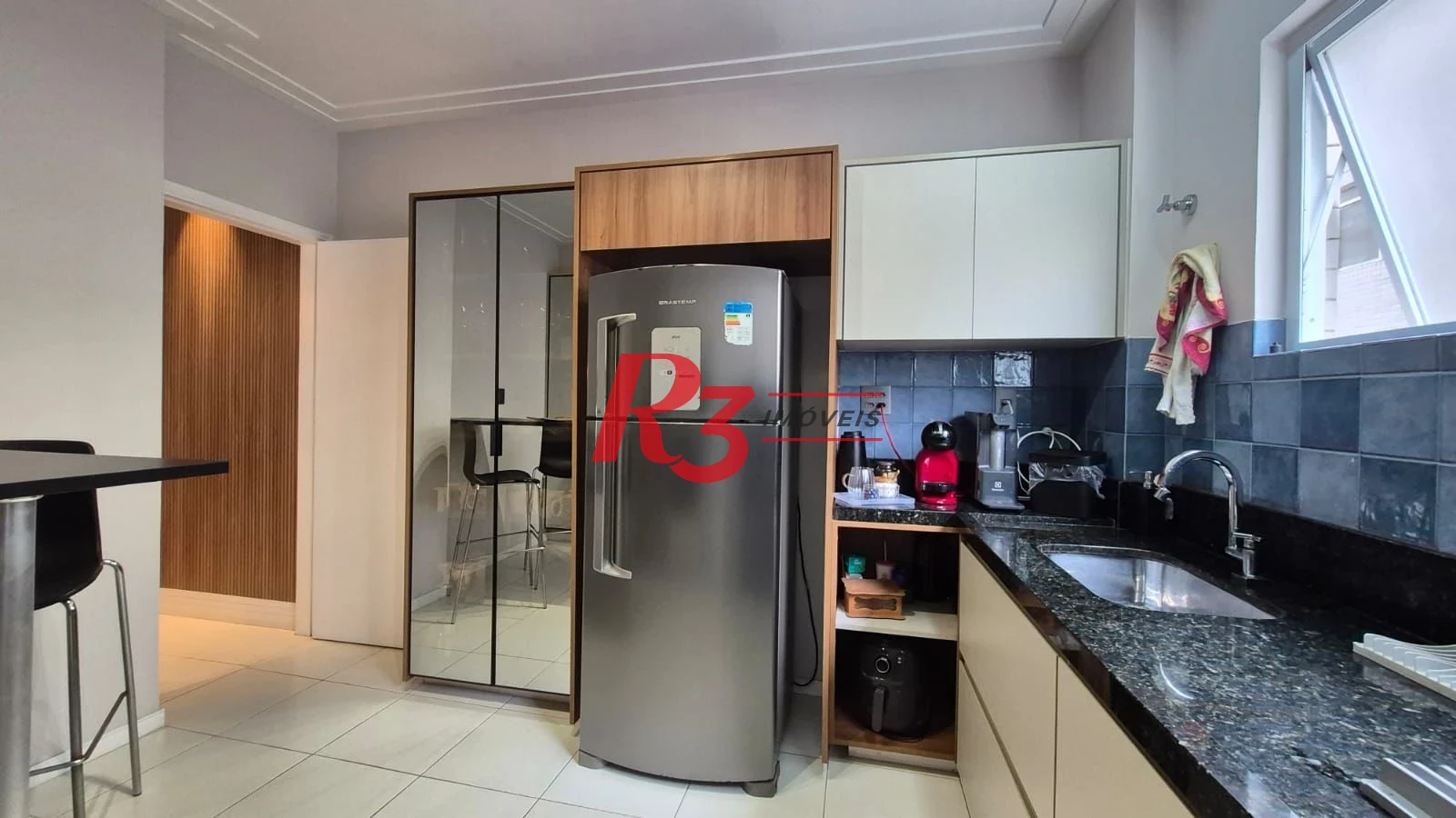 Ótimo apartamento à venda na Pompéia, quadra da praia, reformado, amplo, 2 dorms + office, 1 vaga, elétrica e hidráulica novas, condição especial!!