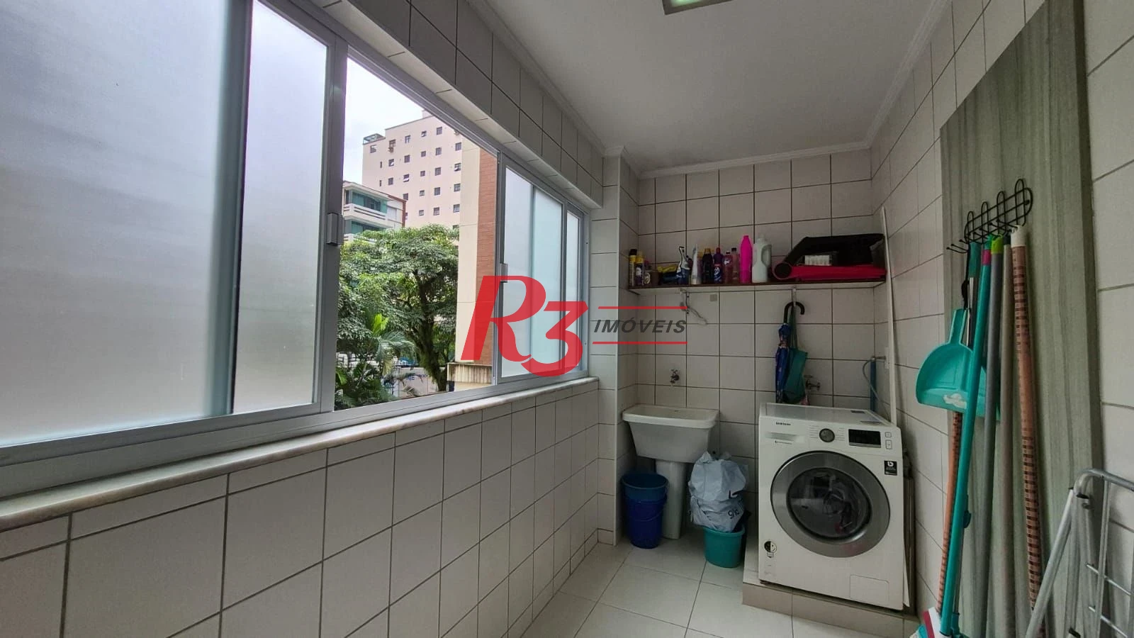 Ótimo apartamento à venda na Pompéia, quadra da praia, reformado, amplo, 2 dorms + office, 1 vaga, elétrica e hidráulica novas, condição especial!!