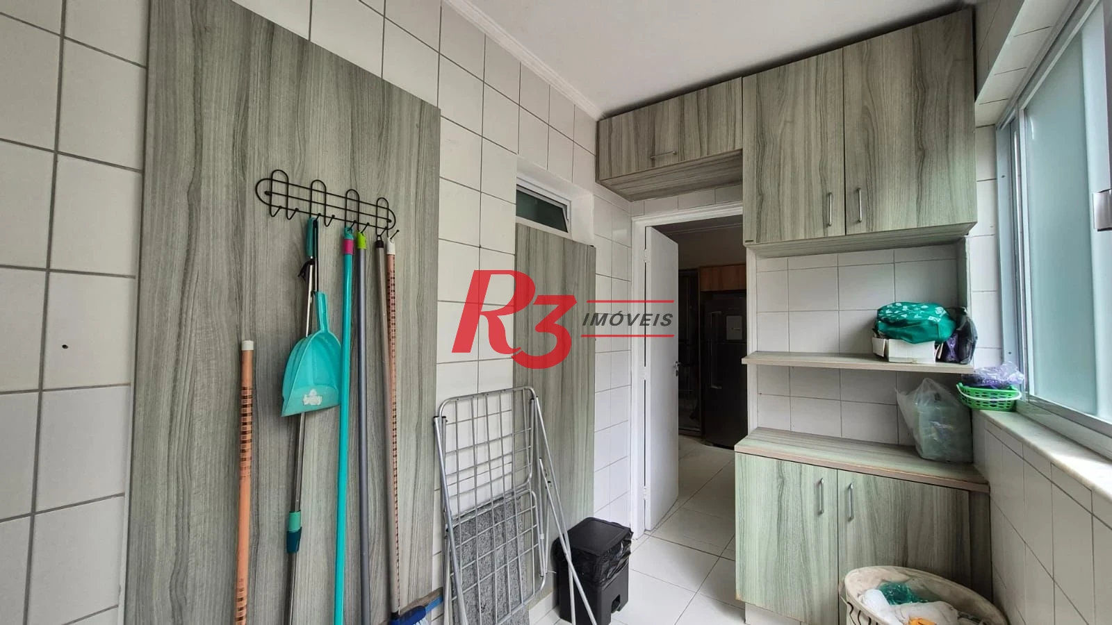 Ótimo apartamento à venda na Pompéia, quadra da praia, reformado, amplo, 2 dorms + office, 1 vaga, elétrica e hidráulica novas, condição especial!!