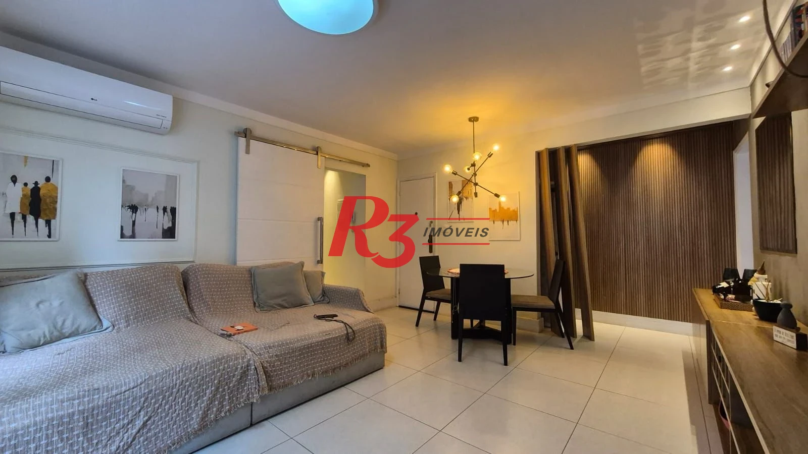 Ótimo apartamento à venda na Pompéia, quadra da praia, reformado, amplo, 2 dorms + office, 1 vaga, elétrica e hidráulica novas, condição especial!!