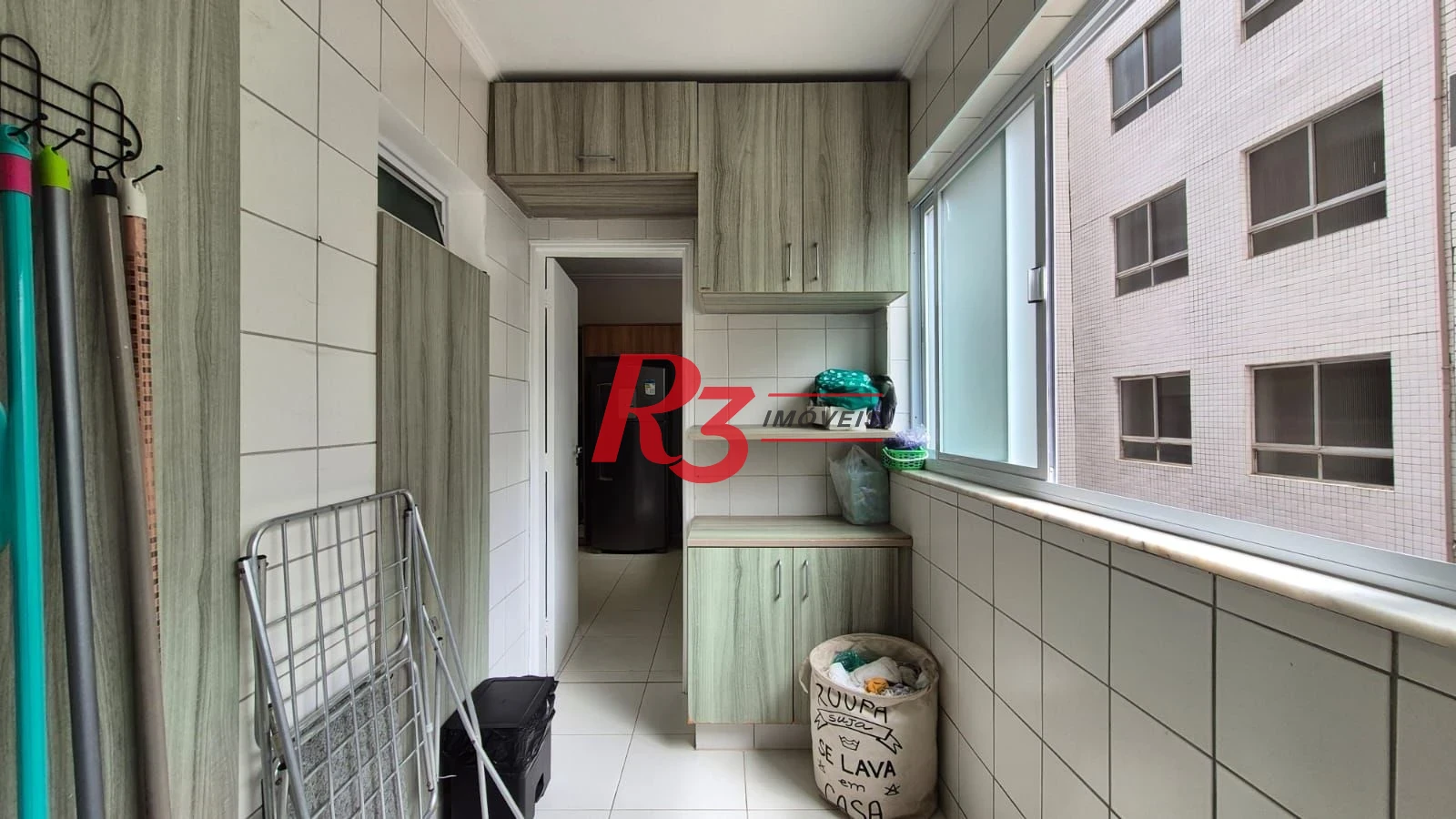 Ótimo apartamento à venda na Pompéia, quadra da praia, reformado, amplo, 2 dorms + office, 1 vaga, elétrica e hidráulica novas, condição especial!!