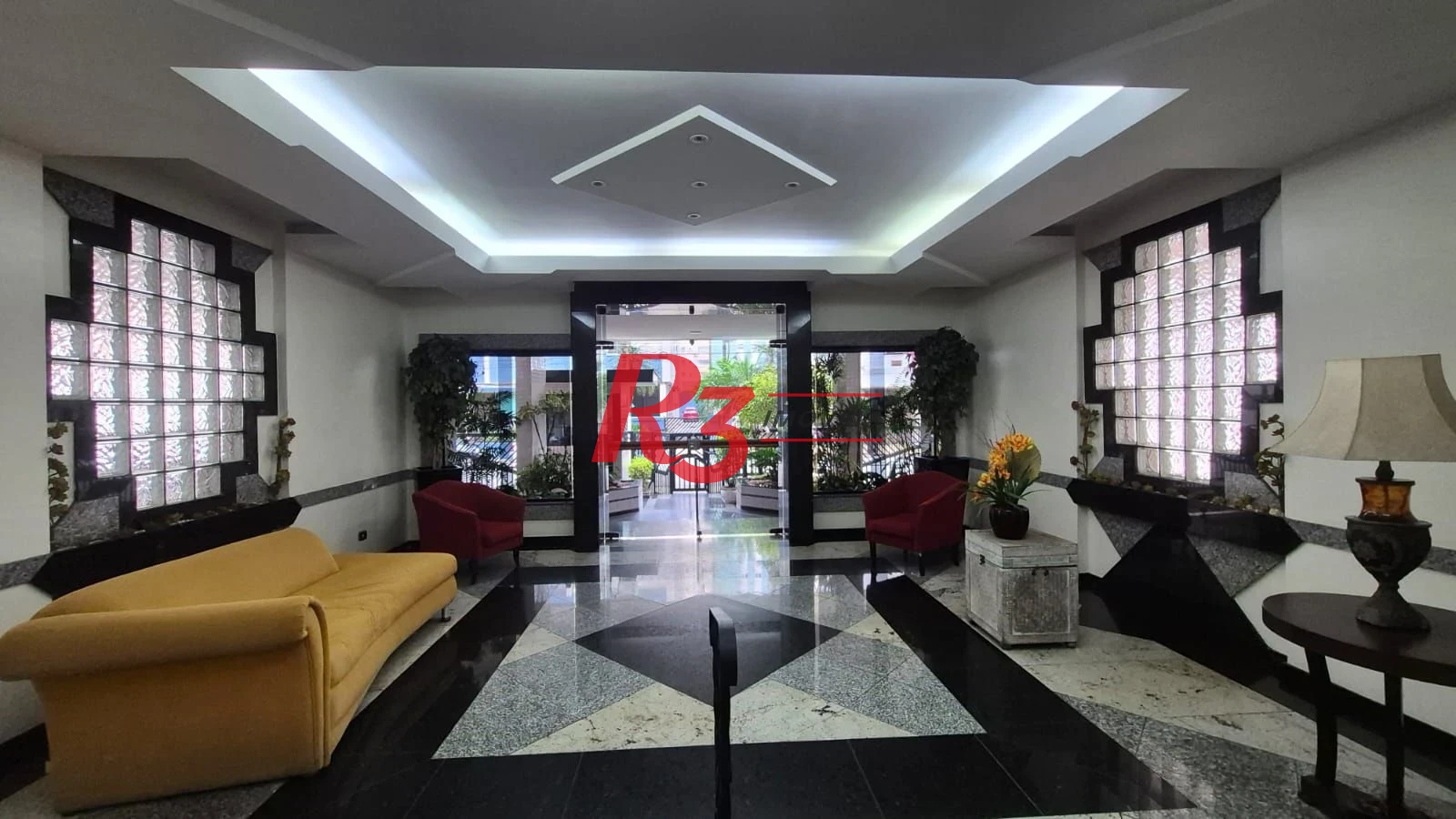 Ótimo apartamento à venda na Pompéia, quadra da praia, reformado, amplo, 2 dorms + office, 1 vaga, elétrica e hidráulica novas, condição especial!!
