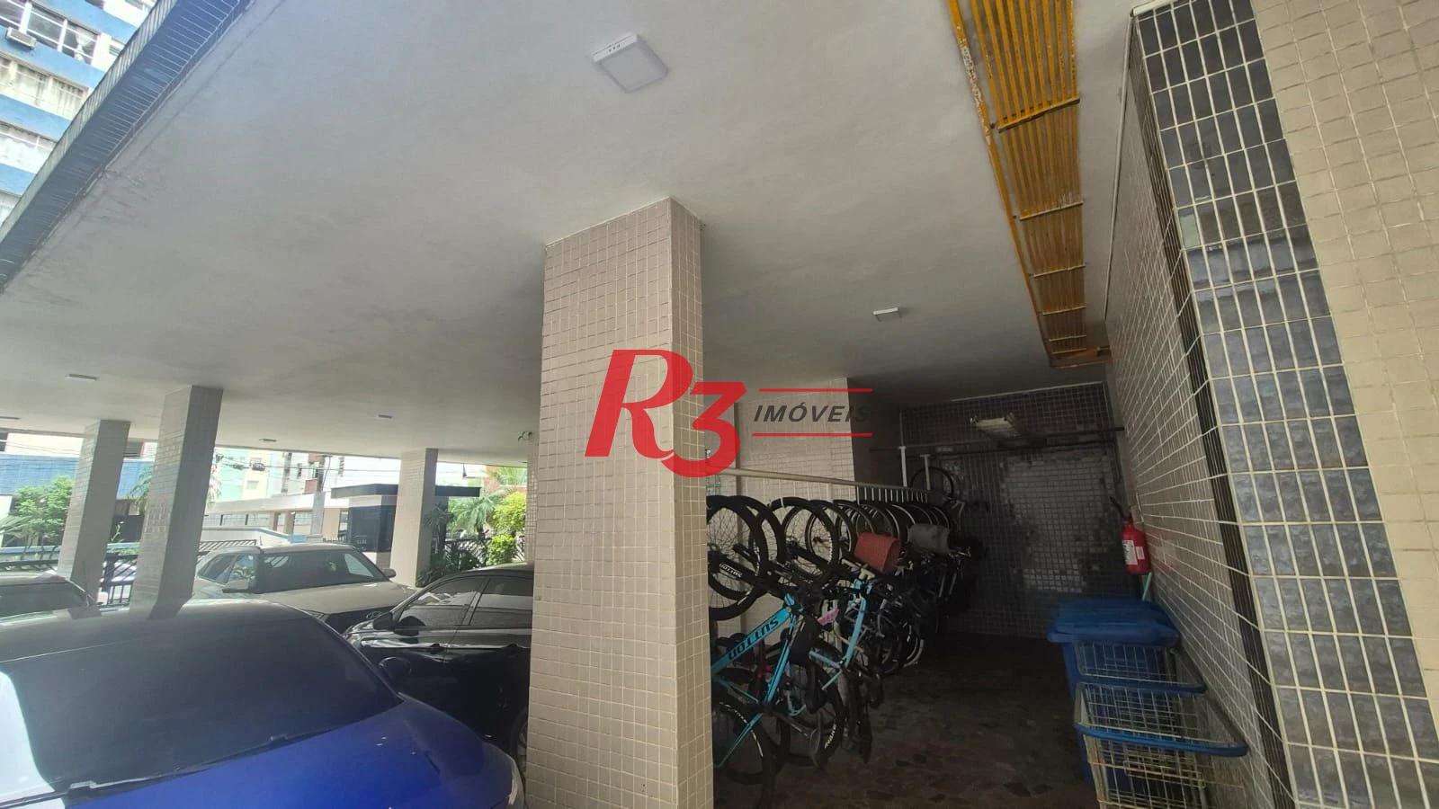 Ótimo apartamento à venda na Pompéia, quadra da praia, reformado, amplo, 2 dorms + office, 1 vaga, elétrica e hidráulica novas, condição especial!!