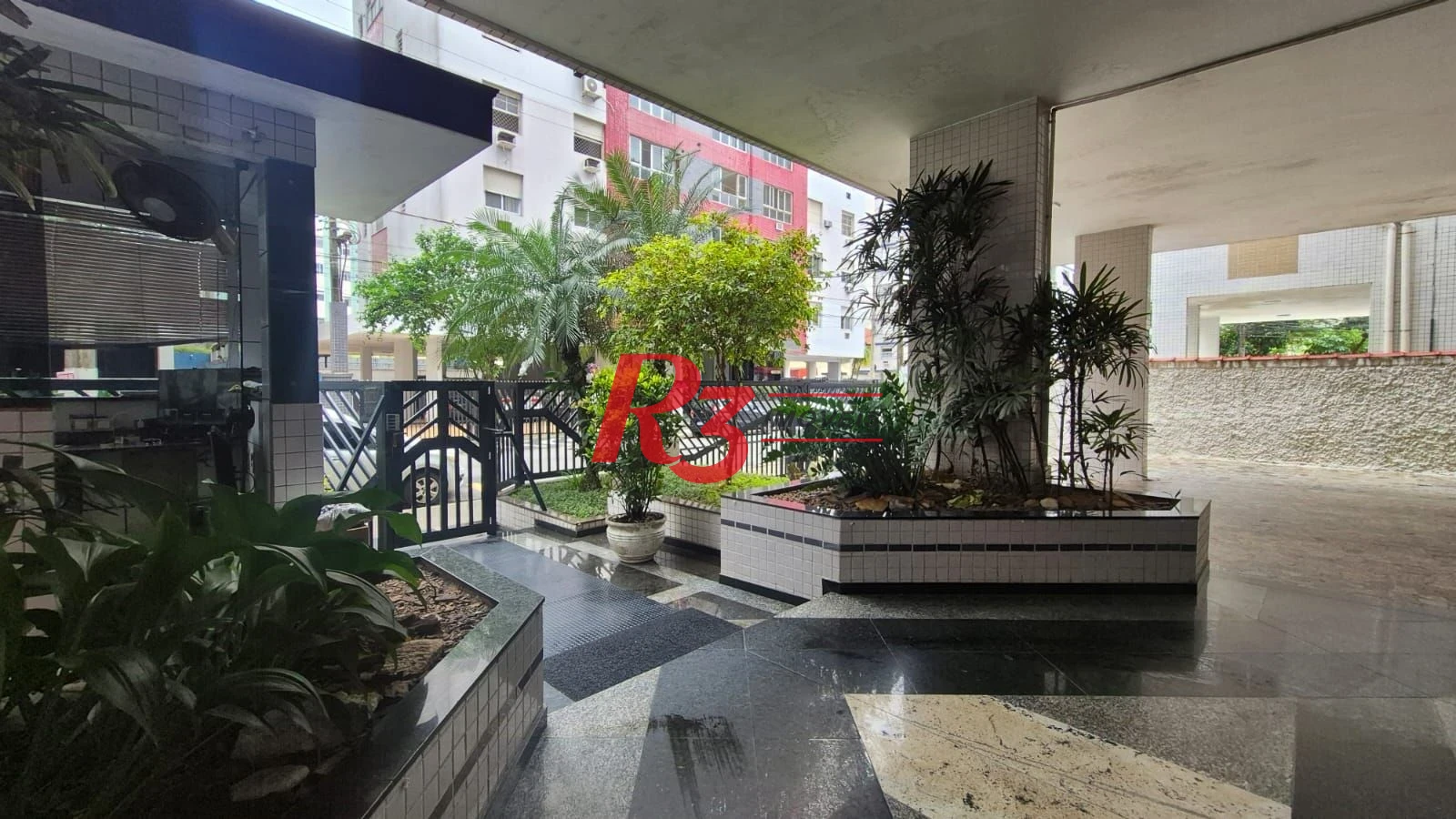 Ótimo apartamento à venda na Pompéia, quadra da praia, reformado, amplo, 2 dorms + office, 1 vaga, elétrica e hidráulica novas, condição especial!!