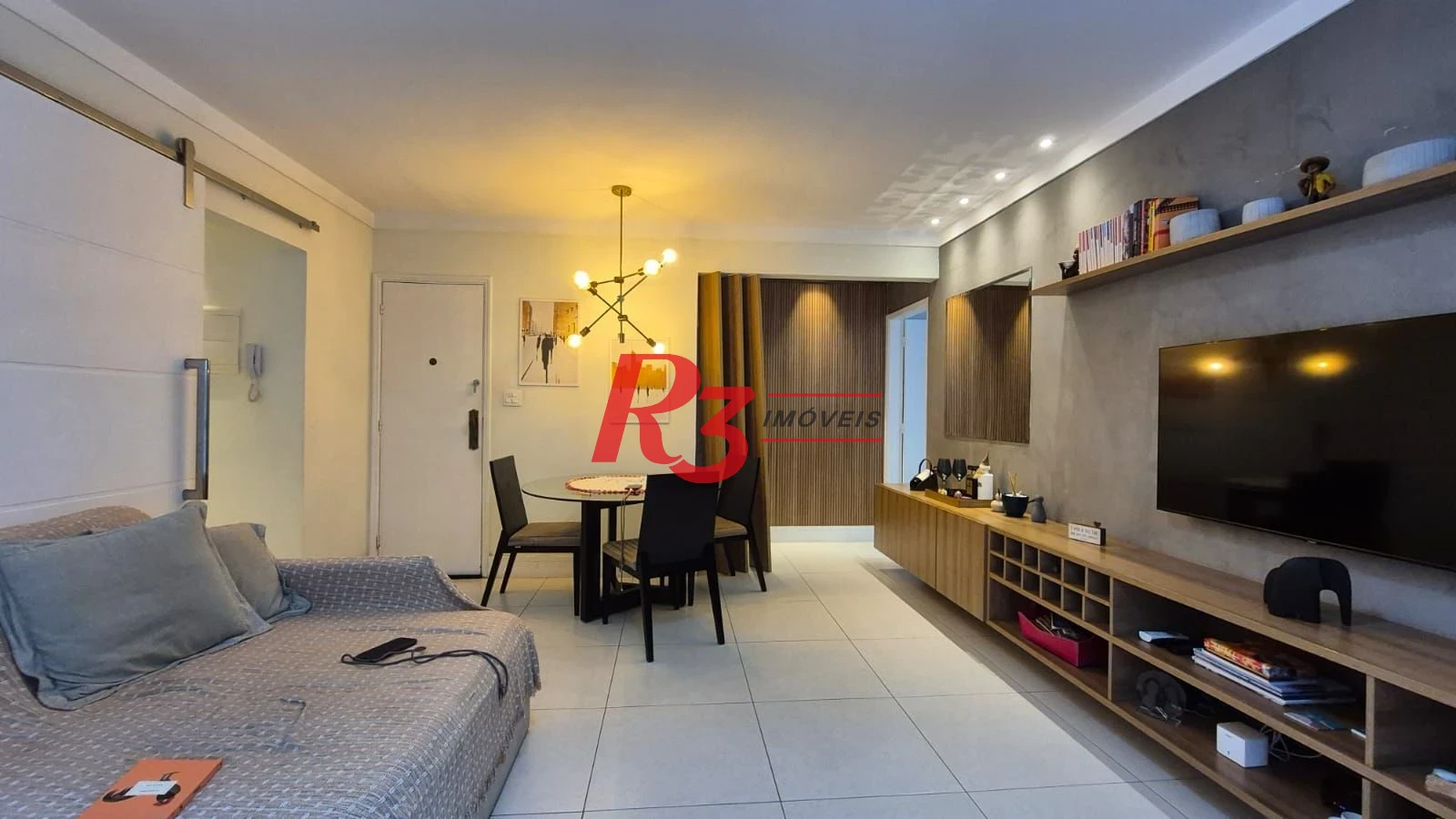 Ótimo apartamento à venda na Pompéia, quadra da praia, reformado, amplo, 2 dorms + office, 1 vaga, elétrica e hidráulica novas, condição especial!!