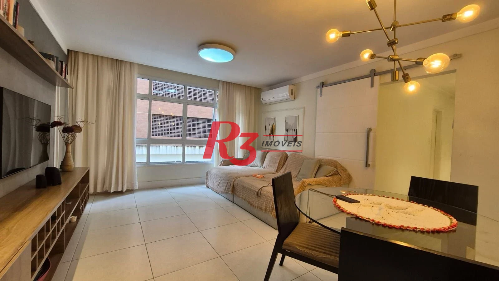 Ótimo apartamento à venda na Pompéia, quadra da praia, reformado, amplo, 2 dorms + office, 1 vaga, elétrica e hidráulica novas, condição especial!!