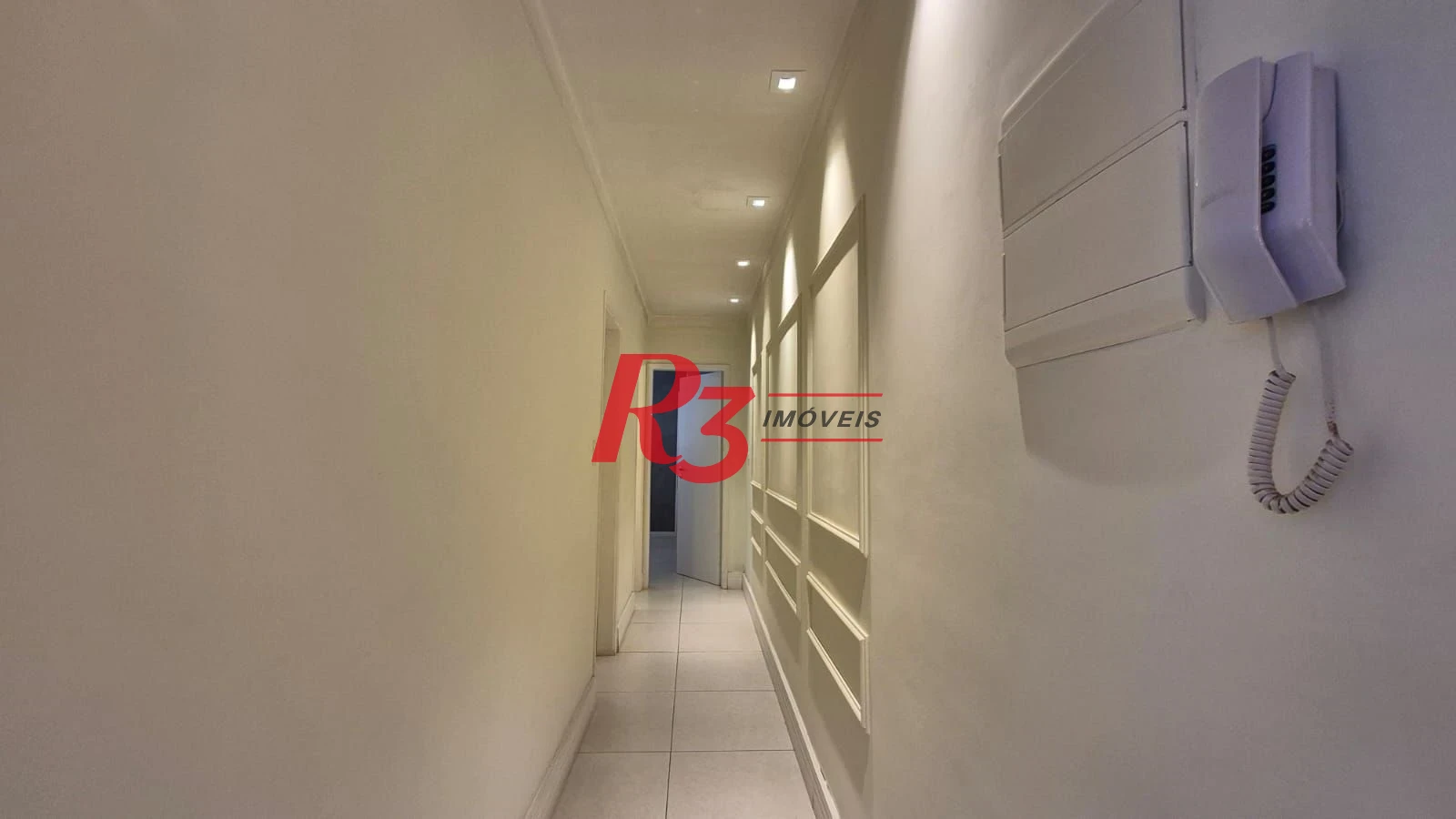 Ótimo apartamento à venda na Pompéia, quadra da praia, reformado, amplo, 2 dorms + office, 1 vaga, elétrica e hidráulica novas, condição especial!!