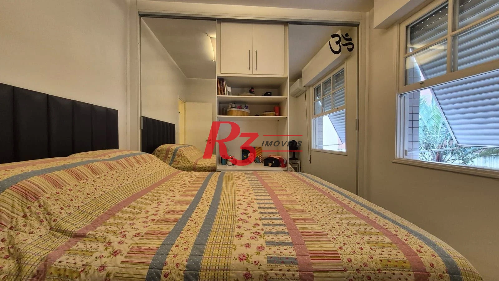 Ótimo apartamento à venda na Pompéia, quadra da praia, reformado, amplo, 2 dorms + office, 1 vaga, elétrica e hidráulica novas, condição especial!!