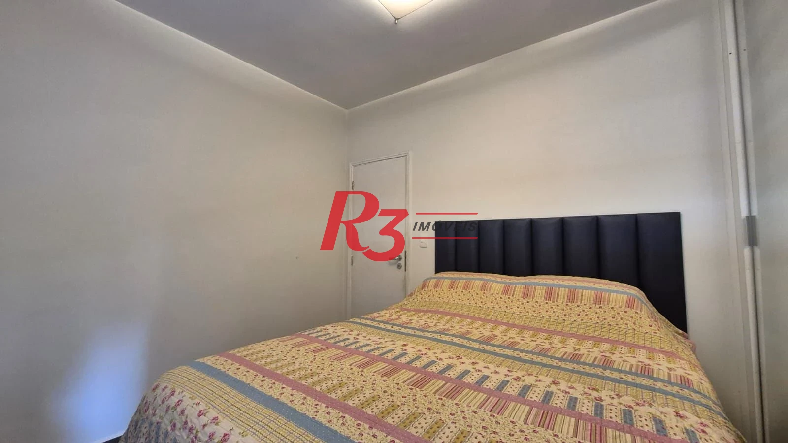 Ótimo apartamento à venda na Pompéia, quadra da praia, reformado, amplo, 2 dorms + office, 1 vaga, elétrica e hidráulica novas, condição especial!!