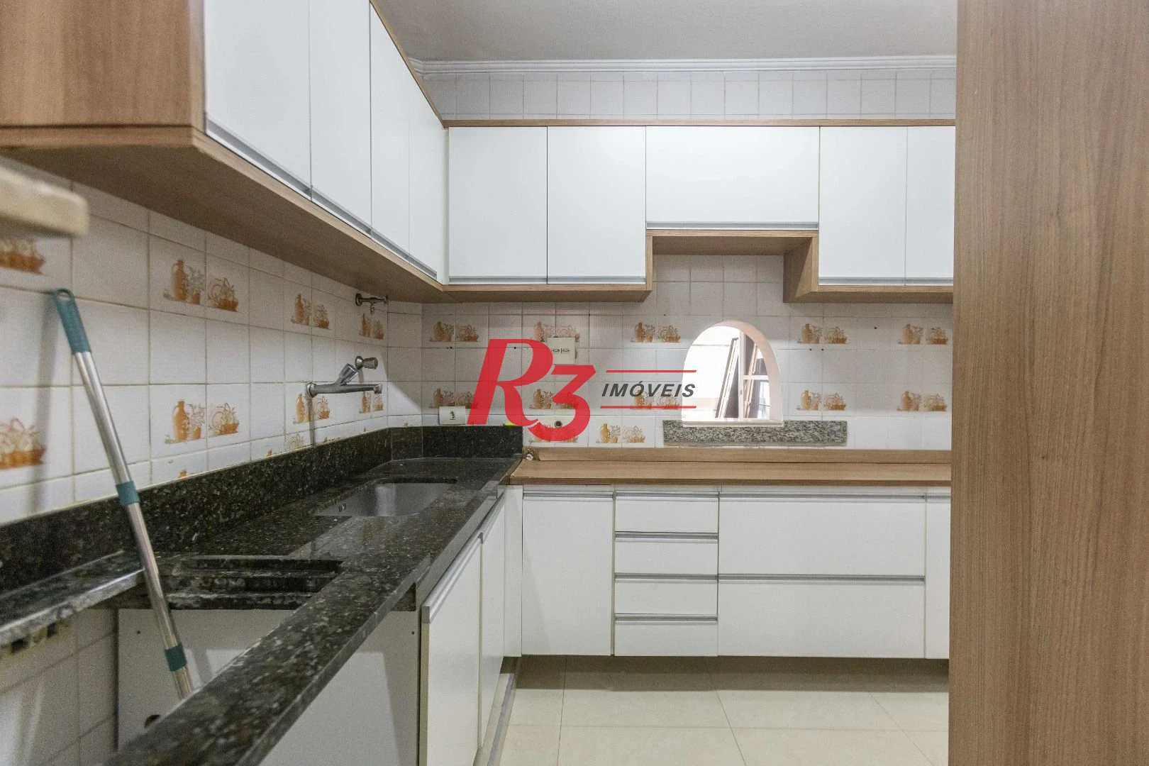 Apartamento com 2 dormitórios para alugar, 75 m² por R$ 4.000,00/mês - Gonzaga - Santos/SP