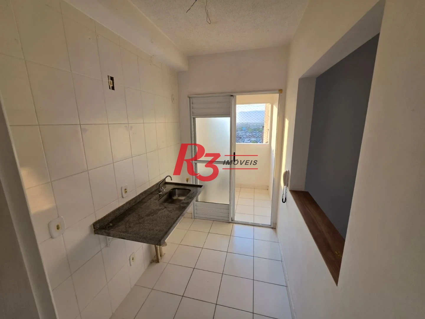 Apartamento com 3 dormitórios à venda, 69 m² por R$ 395.000,00 - Areia Branca - Santos/SP