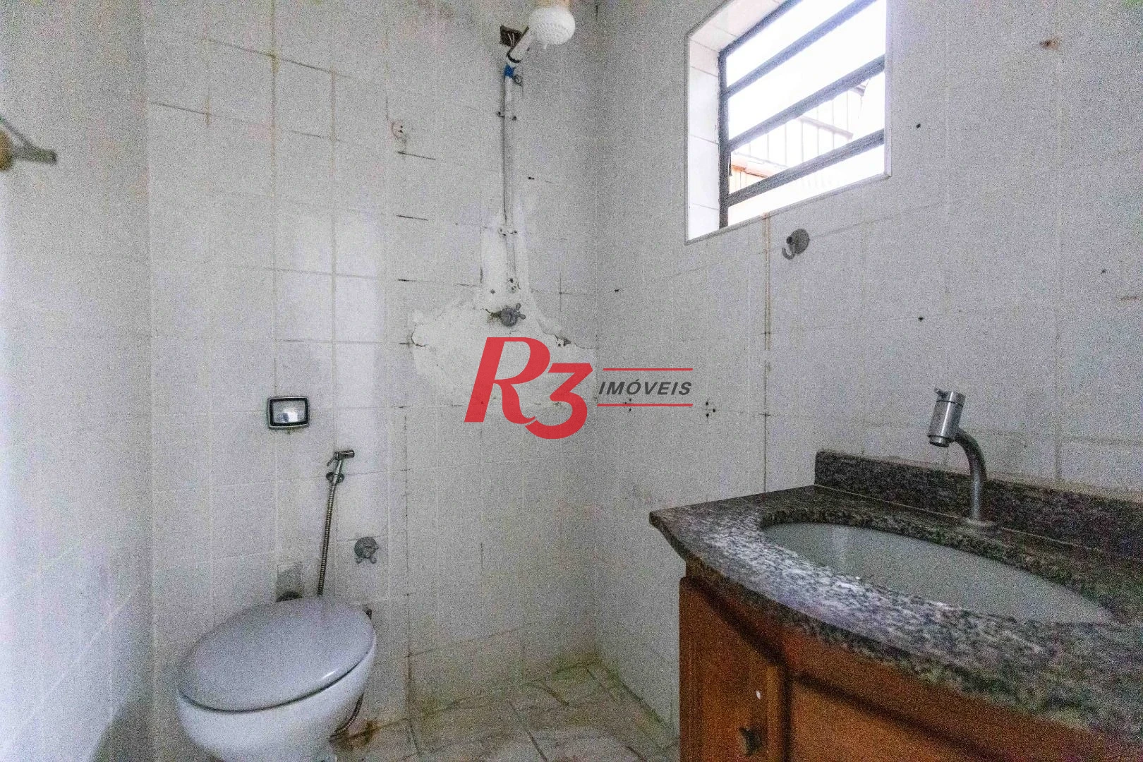 Casa com 2 dormitórios à venda, 64 m² por R$ 320.000,00 - Vila Marlthiaa - Santos/SP