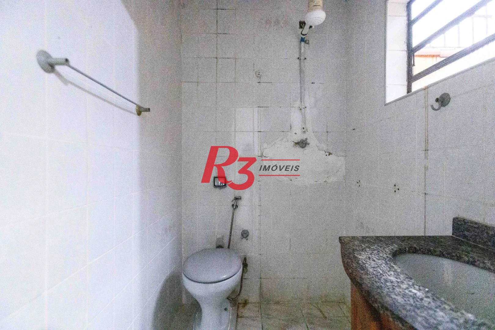 Casa com 2 dormitórios à venda, 64 m² por R$ 320.000,00 - Vila Marlthiaa - Santos/SP