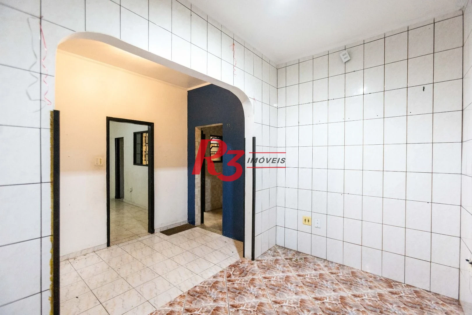 Casa com 2 dormitórios à venda, 64 m² por R$ 320.000,00 - Vila Marlthiaa - Santos/SP
