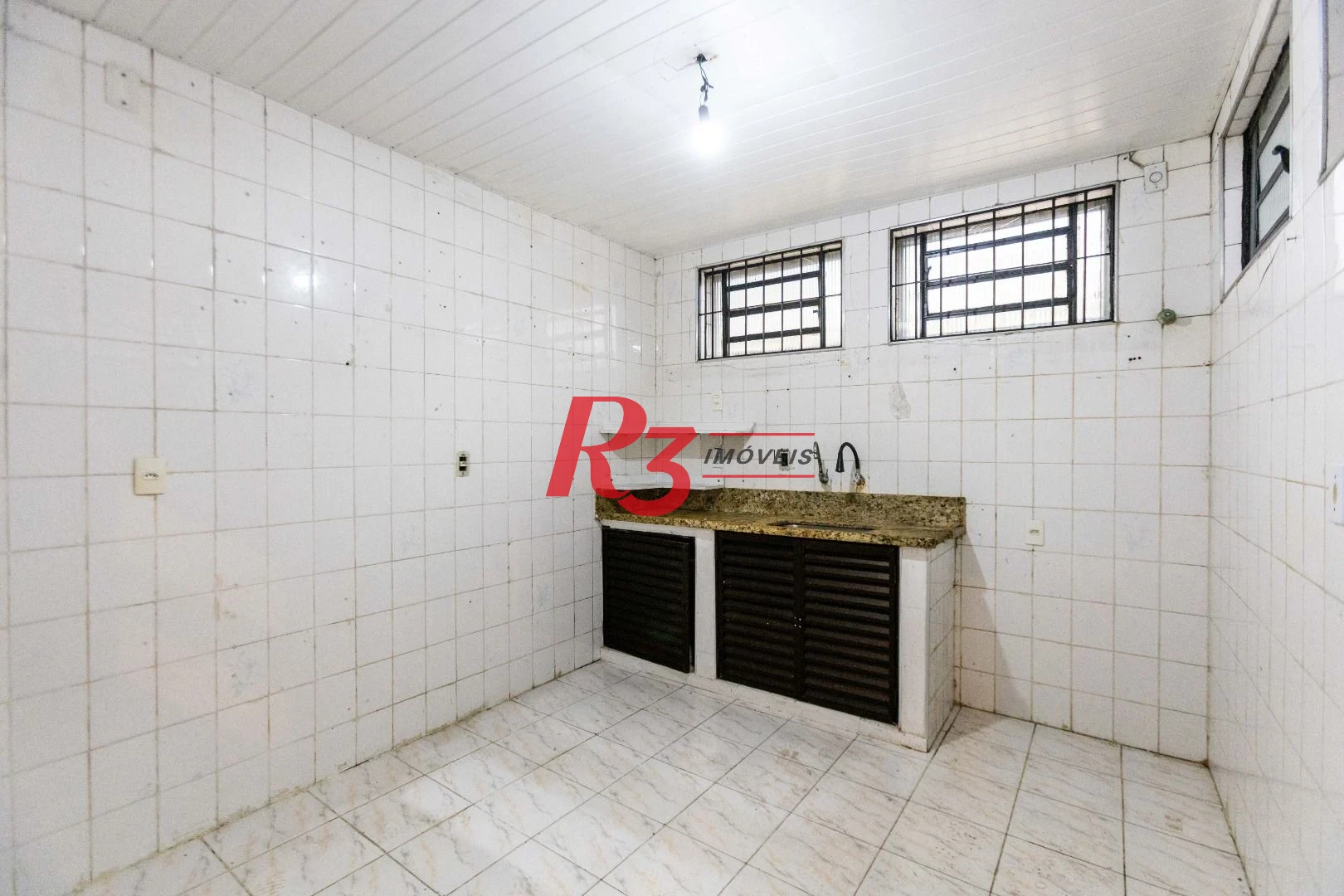 Casa com 2 dormitórios à venda, 64 m² por R$ 320.000,00 - Vila Marlthiaa - Santos/SP