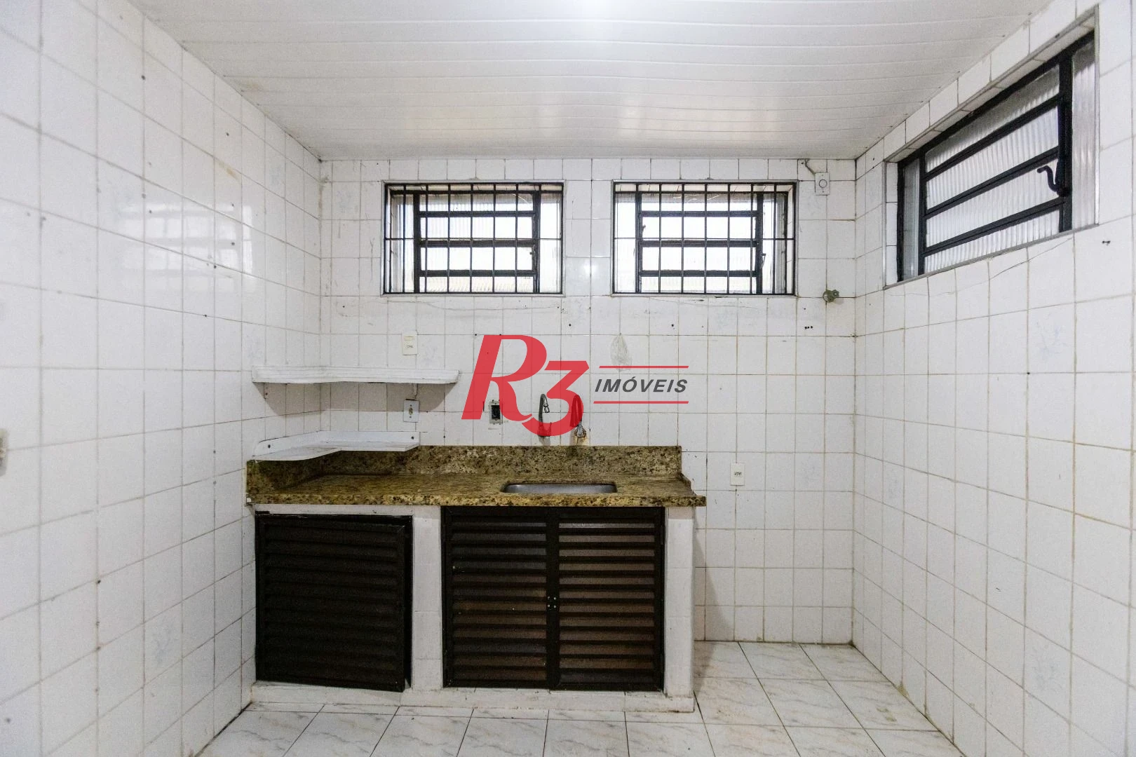 Casa com 2 dormitórios à venda, 64 m² por R$ 320.000,00 - Vila Marlthiaa - Santos/SP