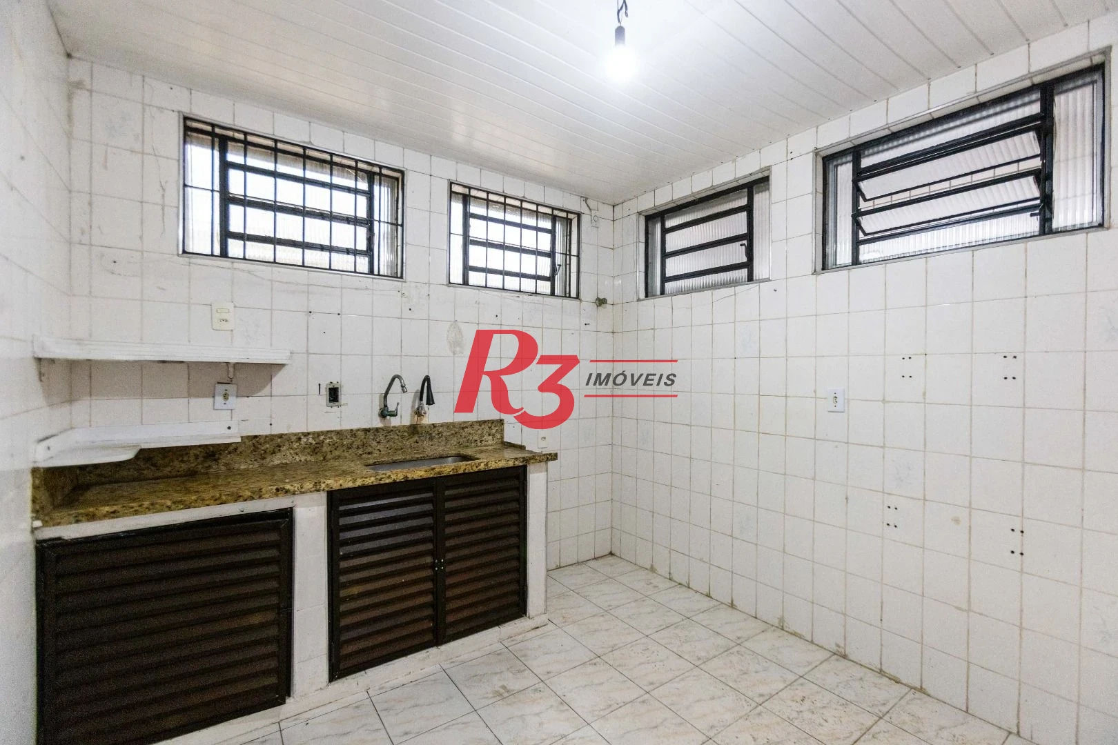 Casa com 2 dormitórios à venda, 64 m² por R$ 320.000,00 - Vila Marlthiaa - Santos/SP