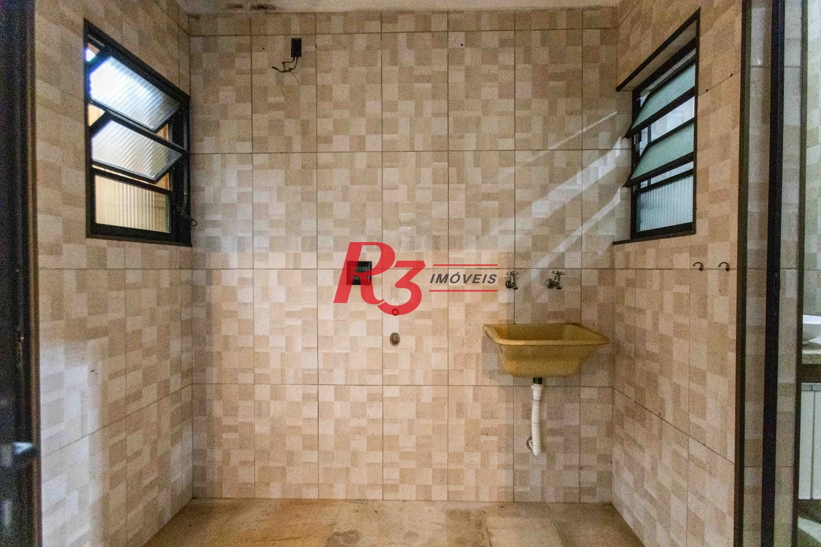 Casa com 2 dormitórios à venda, 64 m² por R$ 320.000,00 - Vila Marlthiaa - Santos/SP