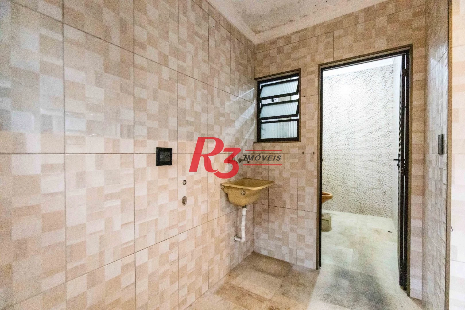 Casa com 2 dormitórios à venda, 64 m² por R$ 320.000,00 - Vila Marlthiaa - Santos/SP