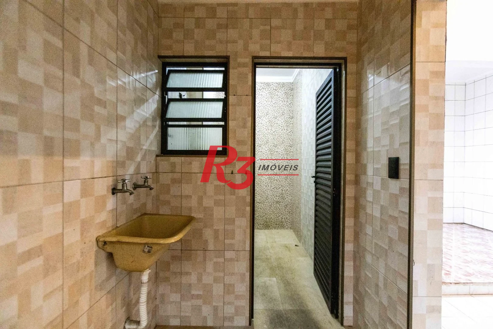 Casa com 2 dormitórios à venda, 64 m² por R$ 320.000,00 - Vila Marlthiaa - Santos/SP
