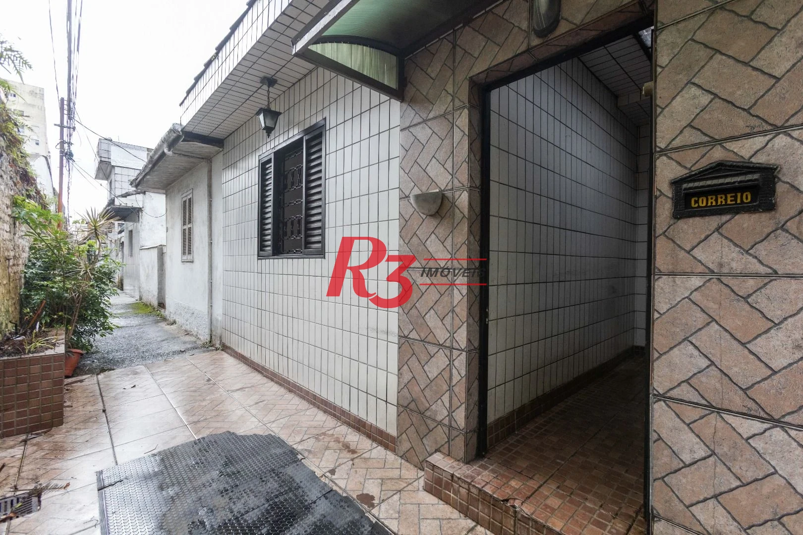Casa com 2 dormitórios à venda, 64 m² por R$ 320.000,00 - Vila Marlthiaa - Santos/SP